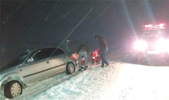 بارش برف و کولاک در تمام محورهای مواصلاتی آذربایجان‌غربی/رانندگان از سفرغیرضروری اجتناب کنند