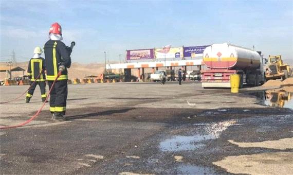 آتش‎‌نشانان مانع انفجار 30 هزار لیتر بنزین در اتوبان کاشان - قم شدند