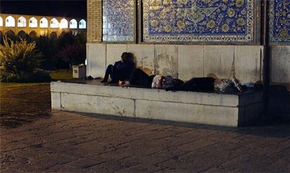 کارتن خوابی در پناه پل‌های تشنه اصفهان/ چه کسی پاسخگوست؟