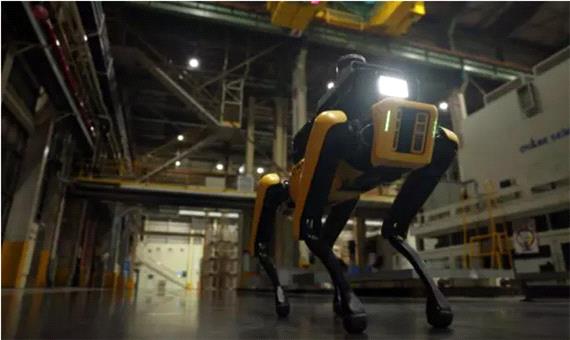 سگ رباتیک از ایمنی کارگران خودروسازی محافظت می کند