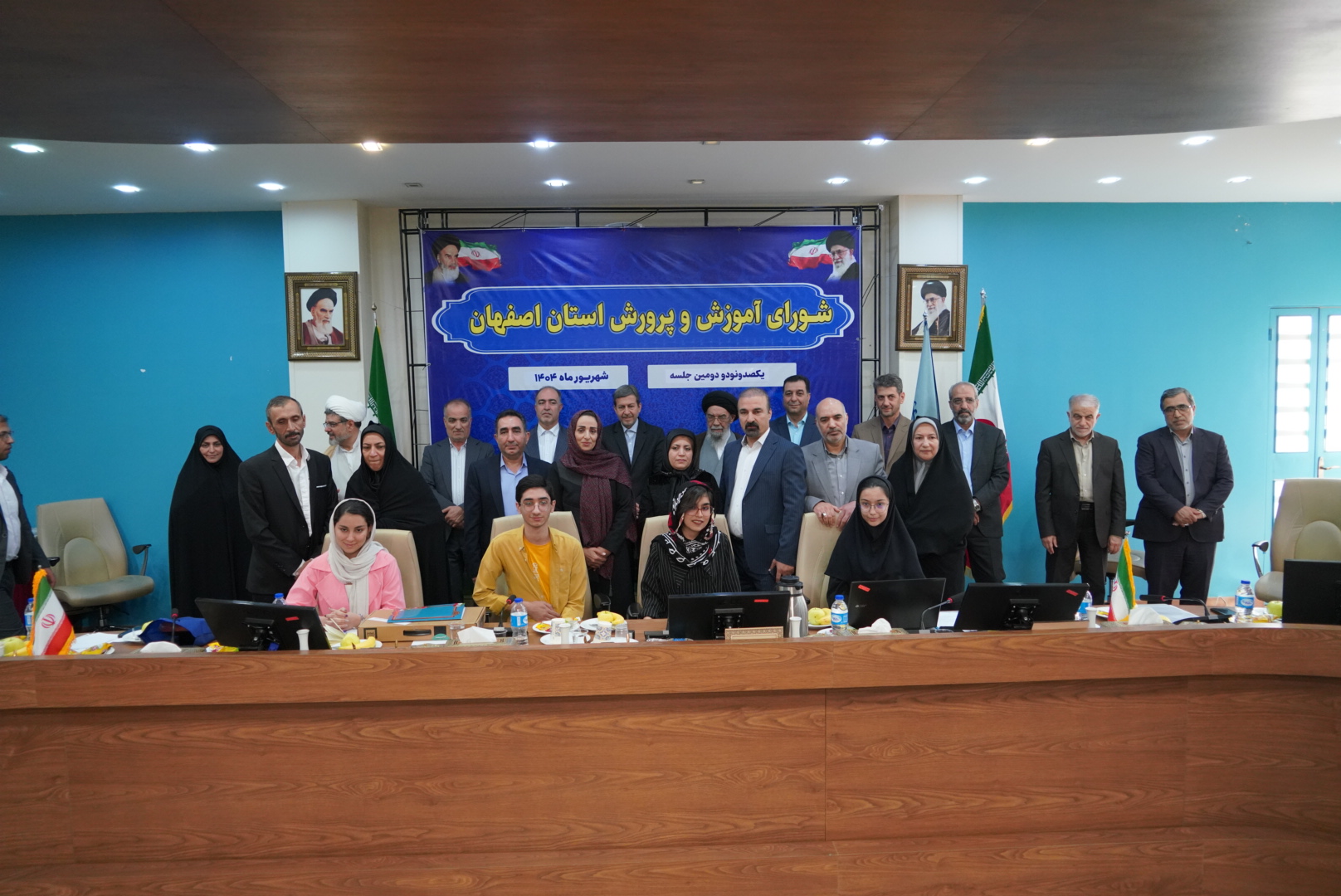 تقدیر از دانش‌آموزان کنکوری تک‌رقمی اصفهان در شورای آموزش‌وپرورش استان