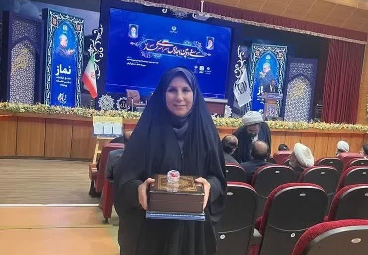 تجلیل از مدیر نمونه نماز اصفهانی در اجلاس سراسری نماز کشور