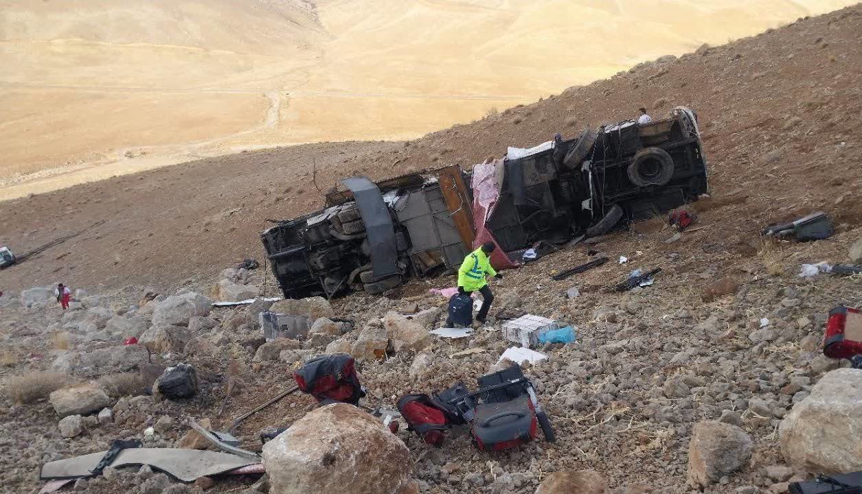 افزایش تعداد جانباختگان حادثه واژگونی اتوبوس تهران–یاسوج به چهار نفر