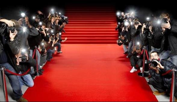 جشنواره فجر اصفهان بدون فرش قرمز اختصاصی؛ هنرمندان در کنار مردم فیلم می‌بینند