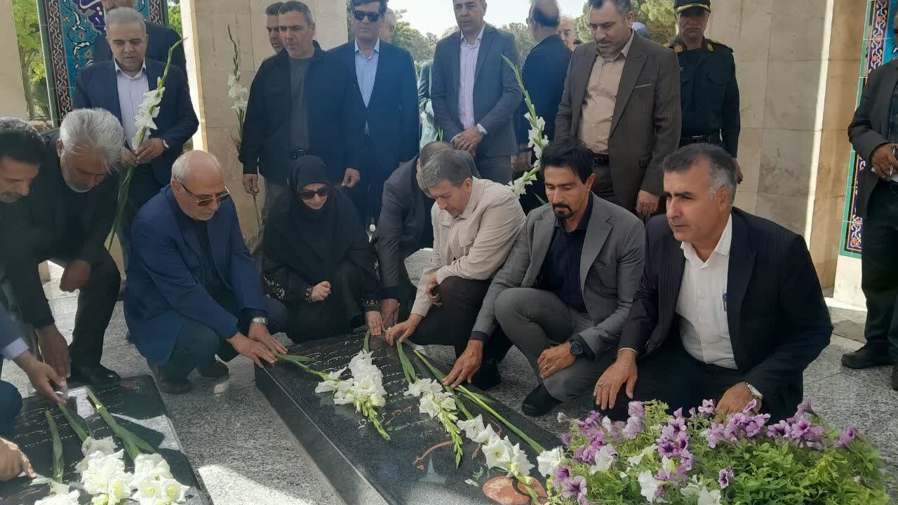 ادای احترام رئیس سازمان محیط‌زیست به مقام والای شهدای شاهین‌شهر
