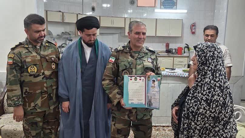 دیدار فرمانده گروه ۲۲ توپخانه ارتش با خانواده شهدا و ایثارگران