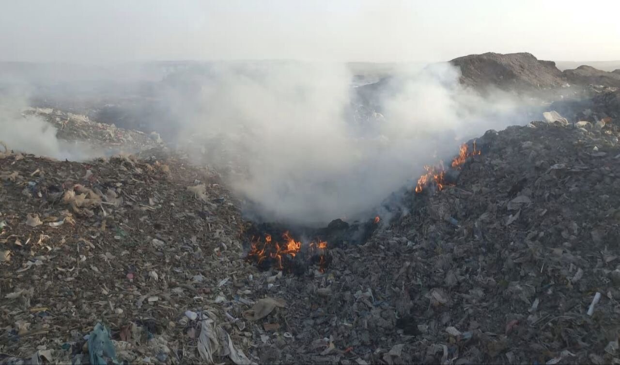 آتش گرفتن پسماندها در سایت چاله‌زباله ابوزیدآباد آران و بیدگل