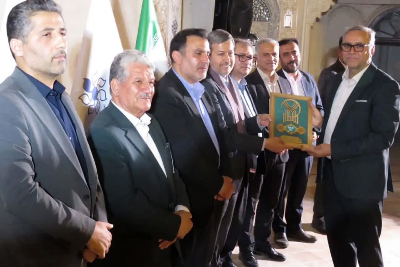 تجلیل استاندار اصفهان از پیشگامان صنایع‌دستی و نساجی سنتی کاشان