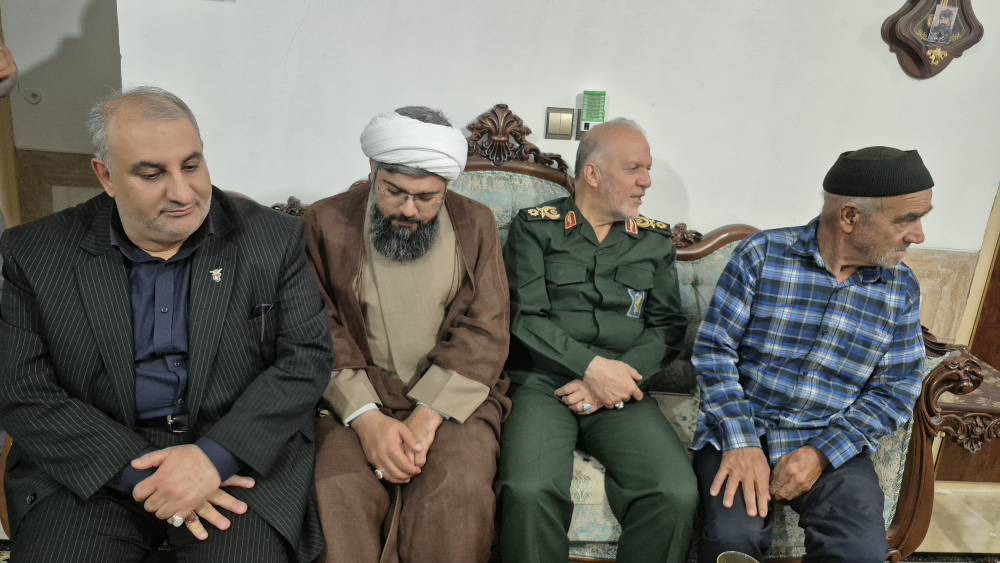 دیدار دختر شهید سردار سلامی با خانواده شهید یاوری در گلپایگان