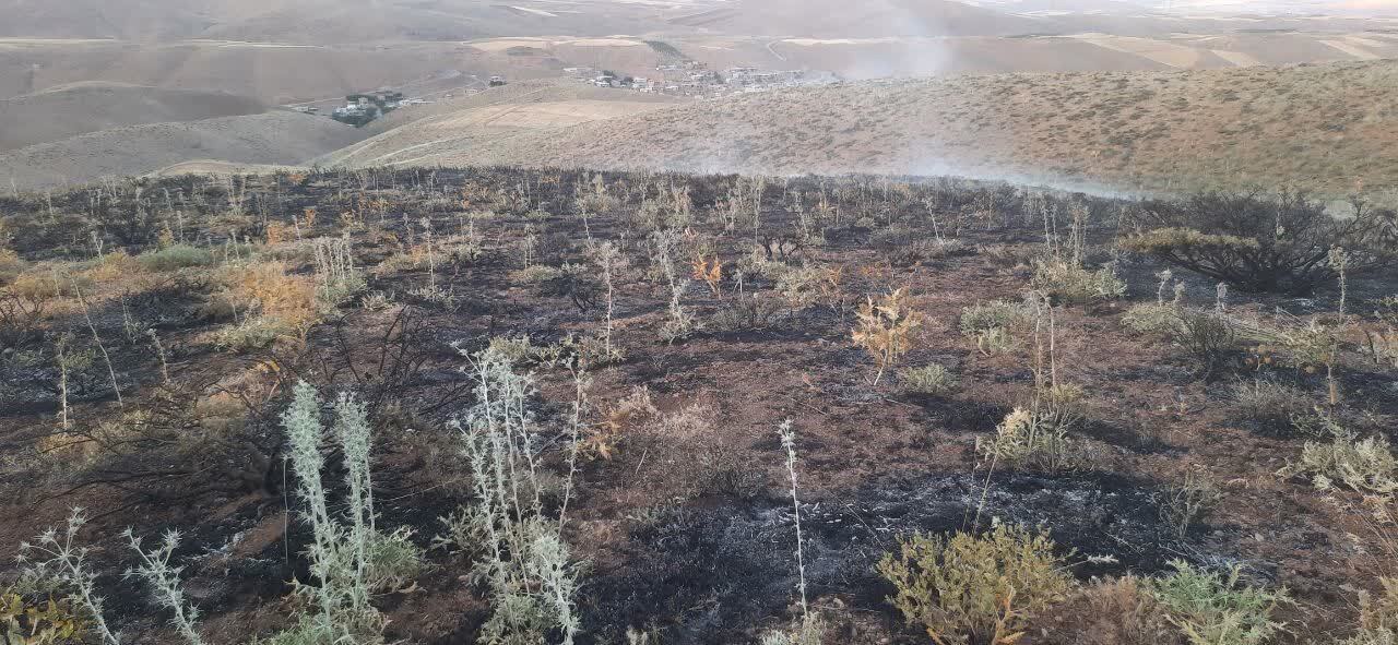 مهار حریق در مراتع روستای درک‌آباد