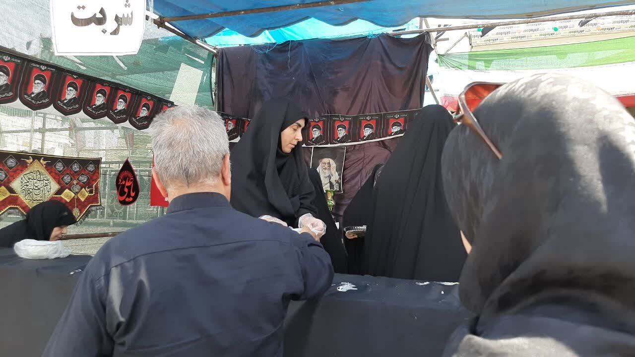 خدمت اهالی بخش قمصر کاشان به زائران آقای شهید ایران در آزادراه سان‌آرا