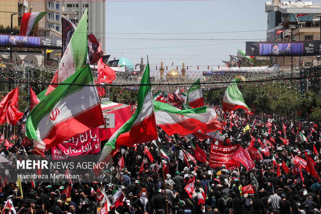 نمایی از حضور میلیونی مردم ایران در تشییع پیکر مطهر رهبر انقلاب درمشهد