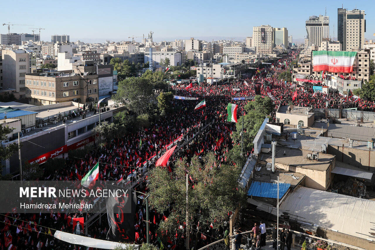 جمعیت چشم انتظار پیکر رهبر شهید انقلاب در مسیرهای منتهی به باب الرضا