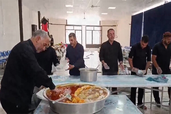 سفره نذری امام حسین(ع) در هیئت باب‌الحوائج بازار بزرگ گلپایگان