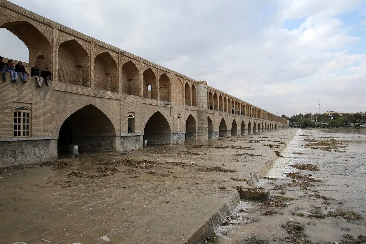 ۱۶ نفر از غرق شدگی در زاینده رود نجات یافتند