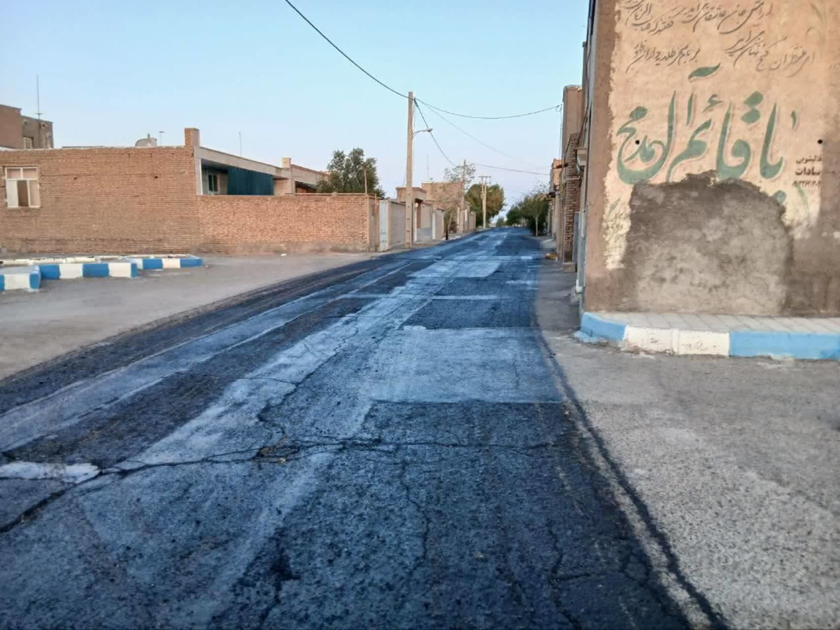 آغاز آسفالت معابر روستای تلک‌آباد زواره