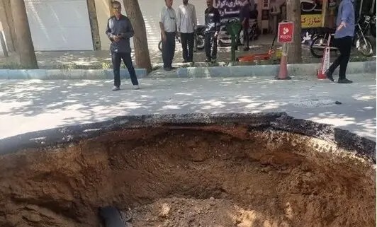 خیابان نشاط اصفهان ناگهان فرو ریخت؛ حفره ۵ متری دهان باز کرد/ تصاویر