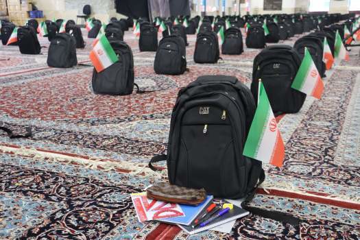 توزیع ۱۰۰۰ بسته نوشت افزار بین دانش‌آموزان بی بضاعت