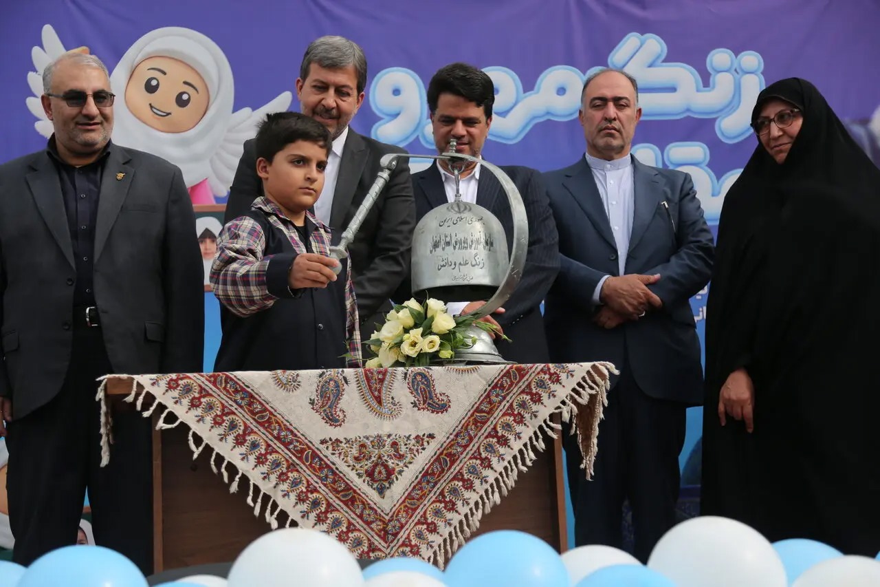 نواخته شدن «زنگ مهر و مقاومت» در اصفهان با دستان فرزند شهید «جنگ ۱۲ روزه»