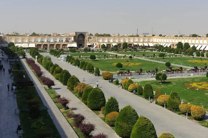 پایان مرحله اول عملیات ساماندهی غرفه‌های طبقه فوقانی میدان امام اصفهان