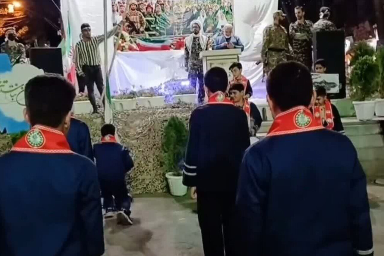 دانش‌آموزان خوانساری پرچم ایران را به اهتزاز درآوردند