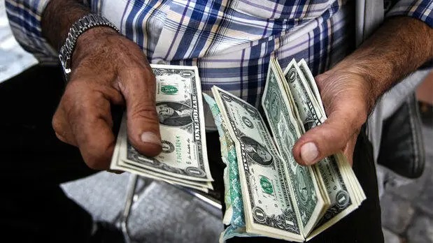 فروش ۱۰ هزار دلاری ارز در بانک ها ادامه دارد