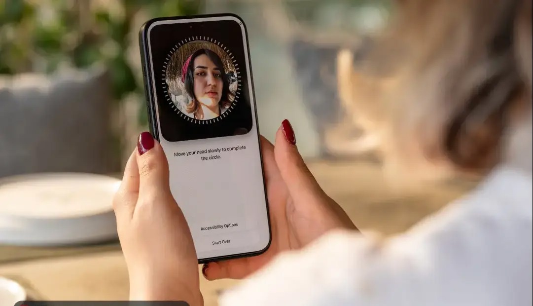 اپل برای تأیید سن کاربران، از اسکن چهره استفاده می‌کند؛ قابلیت جدید در iOS ۲۷.۲